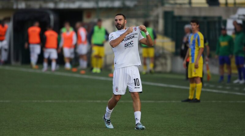 Gianmario COMI (Pro Vercelli): “Un onore aver raggiunto SILVIO PIOLA. Ho voglia di RIVALSA. La PRO è il mio SOGNO nel SOGNO. IZZO è un AMICO, ha grande tecnica, lo prendo sempre al FANTA… Ma quanto corrono i nostri GIOVANI!